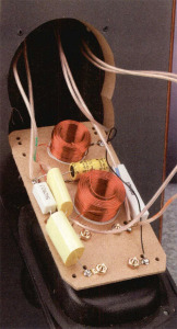 Il crossover è fissato sul retro della vaschetta portacontatti.