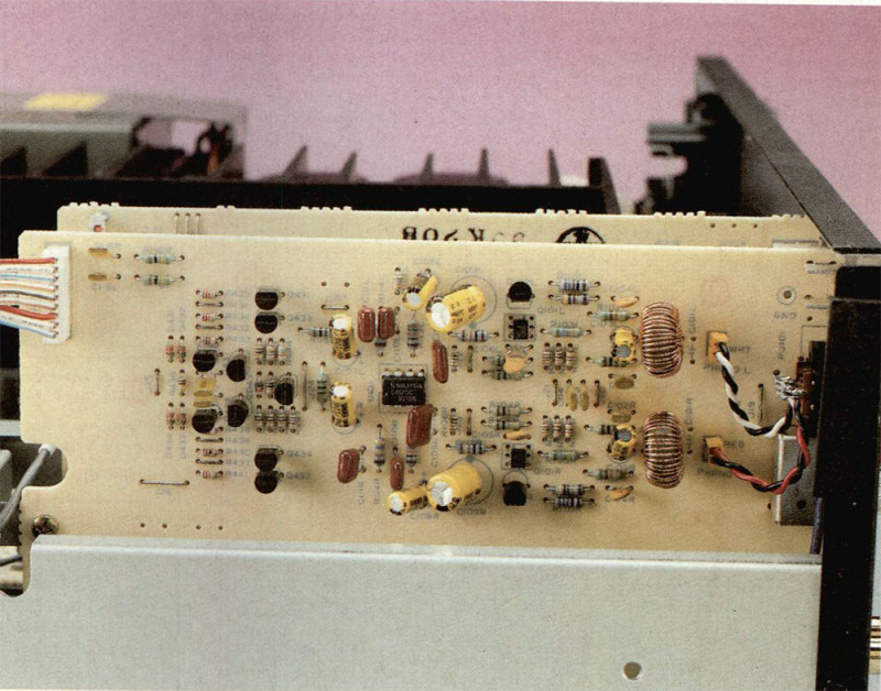 Nella sezione d'ingresso fono si riconoscono le due bobine in parallelo al segnale che scaricano a massa eventuali disturbi a radiofrequenza.