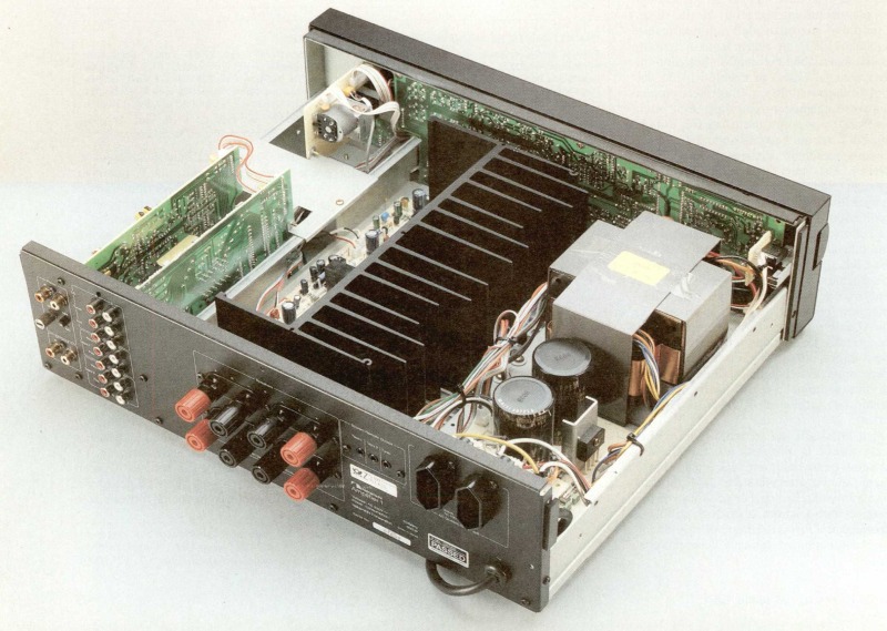 L'interno è pieno di materiale elettronico, anche per la sezione di telecomando. In evi denza la robusta sezione di alimentazione.