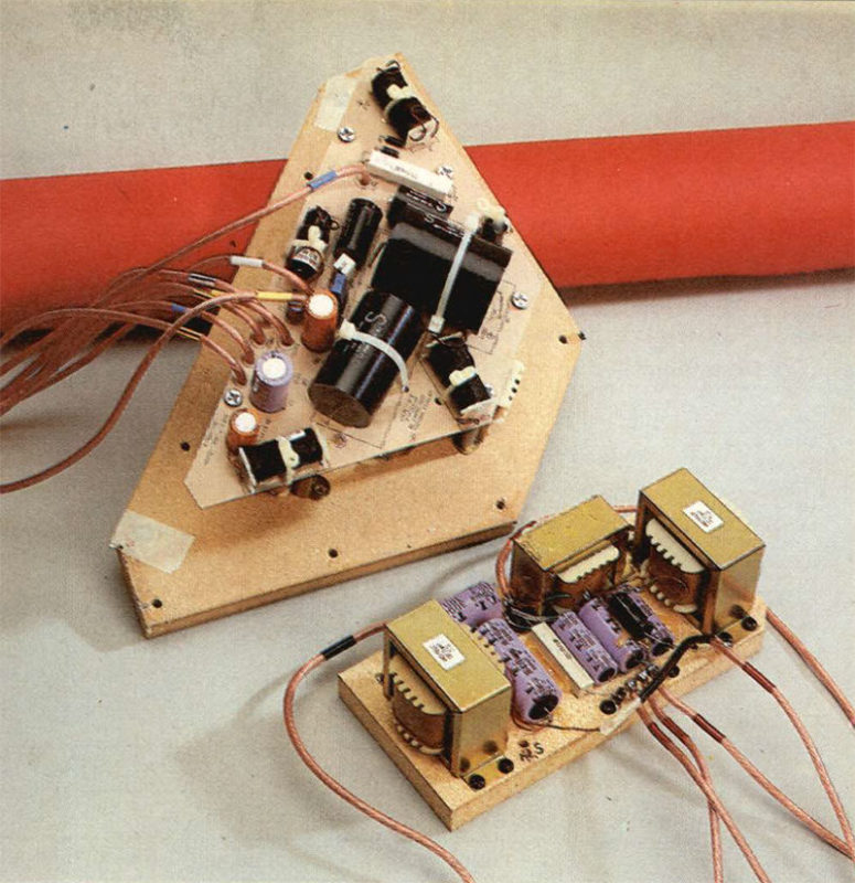Il filtro crossover utilizza componenti di altissima qualità. Le induttanze sono avvolte su nuclei ferromagnetici ad elevato punto di saturazione ed i condensatori della sezione bassi sono elettrolitici non polarizzati. Nella sezione dedicata alle note medie ed alte notiamo la presenza di molti condensatori in polipropilene Solen, dì altissima precisione (e di costo altrettanto alto).
