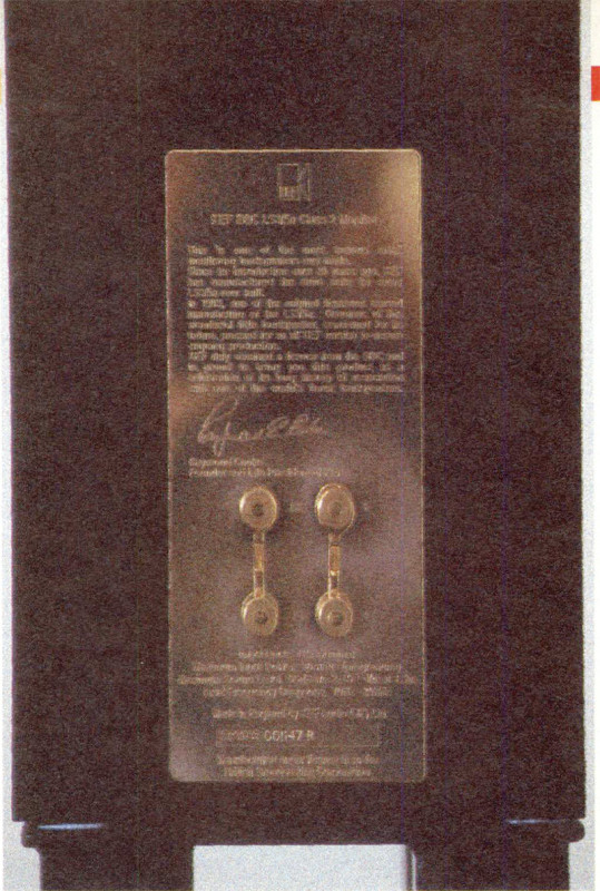La «lapide» commemorativa firmata da «mister Kef» sulla faccia posteriore di questi due gioielli.