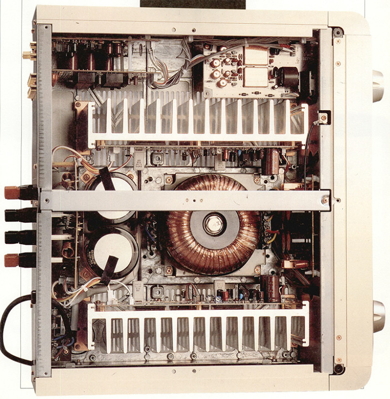 A coperchio superiore rimosso il PM-16 mostra subito la distanza quasi stellare che lo separa dalla normale produzione. L'alimentazione è unica per i due canali ma molto generosa, basata su un toroidale insolitamente sviluppato in altezza e poggiato su una vasta base plastica antivibrazioni nonché su due elettrolitici veloci della Elna da 15.000 microF ciascuno. Tutte le connessioni sono organizzate in fasci sfilabili.