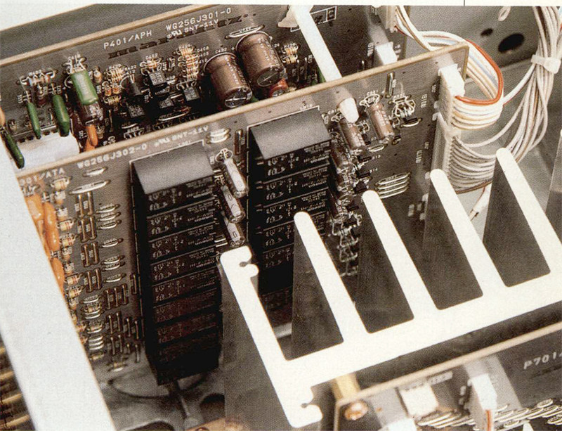 Come in altri progetti di livello molto elevato (Threshold, Accuphase, Audio Research, etc.) la commutazione degli ingressi è servoassistita ed attuata da una schiera di relais in atmosfera inerte, in questo caso ben 15.