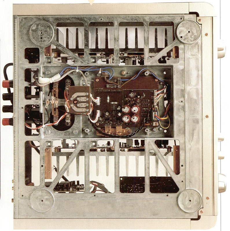 Accedendo da/lato inferiore si constata come tutto lo chassis interno sia realizzato con un monolitico blocco pressofuso di zinco, cui sono ancorati anche i cospicui dissipatori di ogni canale.