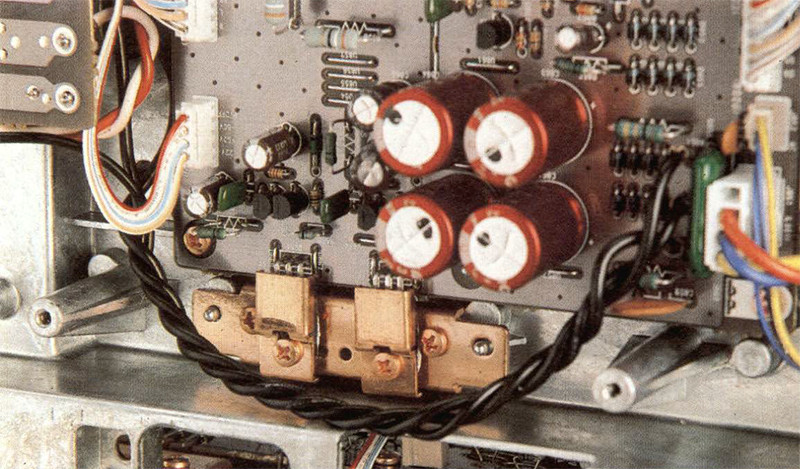 Nonostante la consistente potenza, ogni canale del PM-16 monta una sola coppia di finali, in ossequio alla teoria del «singolo direttore d'o rchestra» seguita ormai da diversi progettisti audio. Notare la <<finezza» della completa copertura in rame del corpo plastico dei dispositivi.