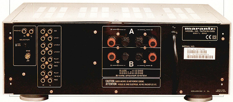 I morsetti di uscita, già a norme di sicurezza, possono serrare cavi di diametro consistente (almeno fino a 5 m m) ma non forcelle. Tutte le prese d'ingresso sono dorate superficialmente e tutte le viti del pannello posteriore, nonché tutte quelle interne, sono placcate in rame.