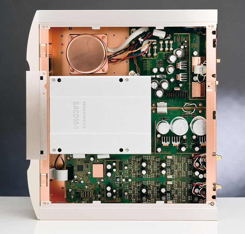 L’interno dell’apparecchio appare estremamente curato, come dimostrano la completa ramatura e l’accurata finitura della scatola in alluminio che racchiude la meccanica. Si noti anche il trasformatore toroidale che equipaggia questa nuova versione dell’SA-11.