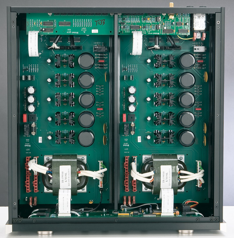 Anche qui definitiva separazione tra i due canali: in basso si possono osservare i particolari trasformatori del tipo R-core, mentre al centro delle due schede si vede la batteria di regolatori integrati; la logica di controllo del sistema è invece alloggiata sullo stampato a ridosso del pannello frontale.