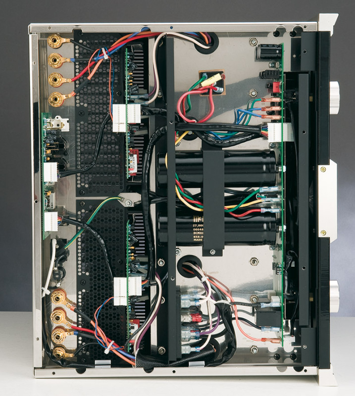 Visto che i circuiti per i due canali sono montati in verticale, all’interno degli scatolati in rete metallica visibili dall’esterno, il volume interno allo châssis è relativamente poco occupato dai circuiti di alimentazione e dallo stadio d’ingresso.