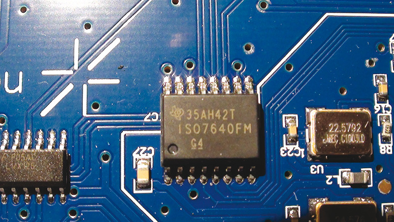 La sezione USB è disaccoppiata elettricamente dal resto dell'apparecchio per minimizzare le interferenze del computer sul convertitore. A tal fine viene utilizzato questo disaccoppiatore ottico Texas ISO7640FMD. 