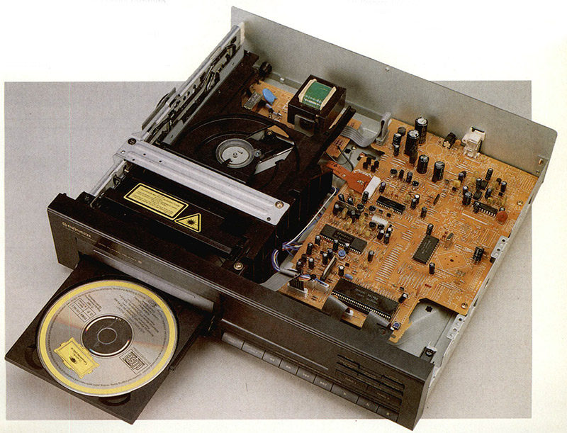 La meccanica del Pioneer PD-Z72T è particolarmente sofisticata. Un sistema di scambio tra i due vassoi porta-CD li posiziona sull'unico sistema di lettura. La scheda dell'elettro nica ha spazio disponibile per realizzare modelli dalla maggiore complessità circuitale. AUDIOreview n.