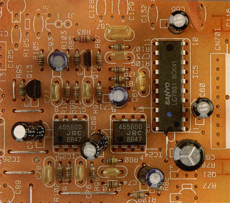 La sezione di conversione DIA è a 16 bit con sovracampionamento doppio. È stato impiegato un convertitore doppio di buone caratteristiche: il Sanyo LC 7881.