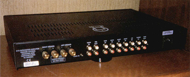 Sul retro le terminazioni per la connessione di sei sorgenti ad alto livello, per il pilotaggio della sola sezione finale e per l'utilizzo di quella pre.