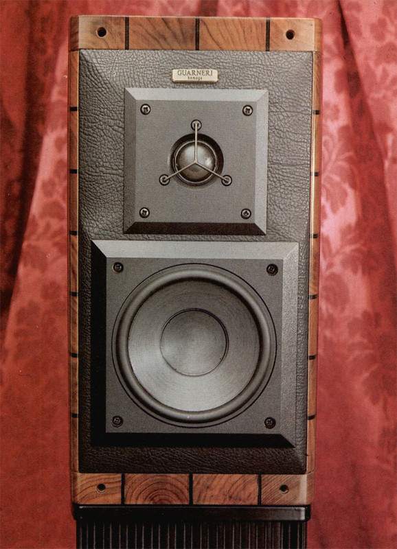 Un "liuto", una foglia spezzata, un pezzo di "Flying Dutchman": Guarneri Homage in tutto il suo ambiguo ed evocatore splendore (sul frontale, in basso, il piccolo woofer-gioiello del danese Skaaning).
