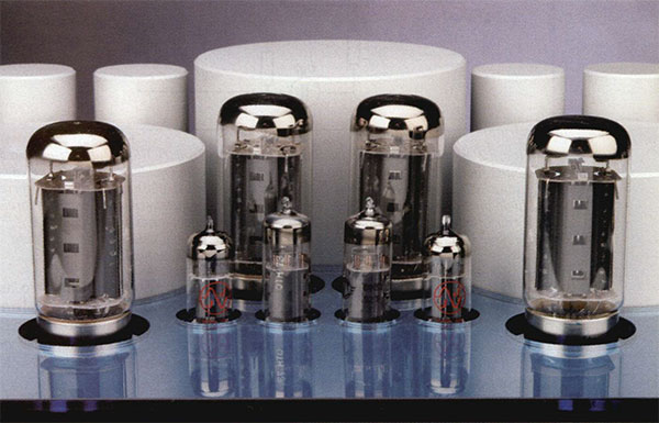 La schiera di valvole degli stadi finali: ECC99 (doppio triodo driver, della ora slovacca ]] Testa ), 6BM8 (triodo/pentodo, ingresso finale) ed i tetrodi dì potenza EL509/11, di produzione russa. Quest'ultima valvola è una variante nuova della già ben nota EL509 (alias PL509 ma con filamento alimentato a 6.3 volt) realizzata ad hoc per la T+A, e dal punto di vista della capacità di corrente si tratta di una delle valvole consumer più prestanti che siano mai state realizzate.