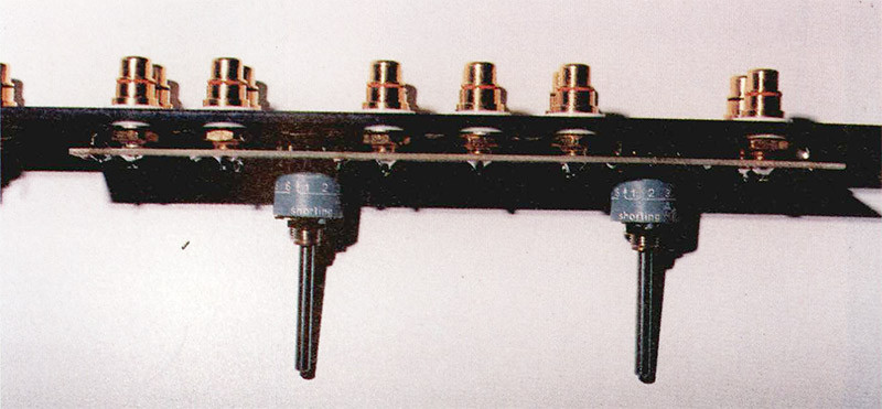 Foto 4 - Saldatura dei capicorda di massa delle prese PHONO, CD e TAPE OUTal circuito stampato.