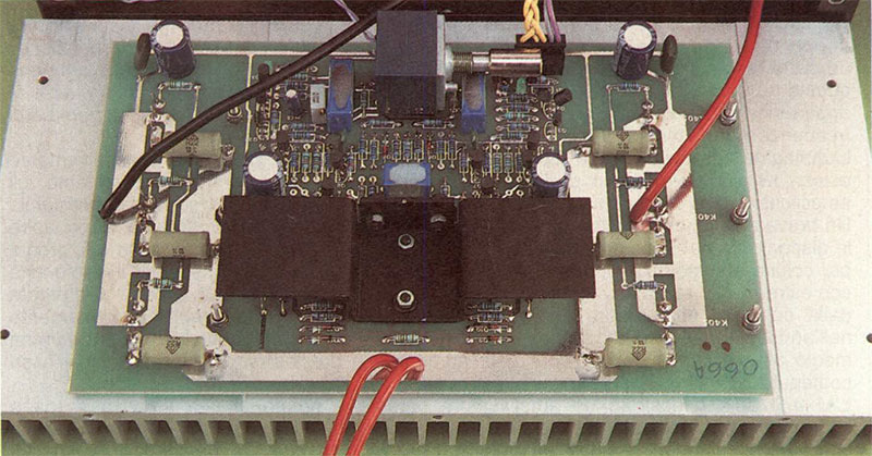 / circuiti audio trovano posto su due schede identiche (una per ogni canale) situate ai lati dell'apparecchio, subito a ridosso dei dissipatori di calore, sui quali sono direttamente montati i mosfet di potenza.